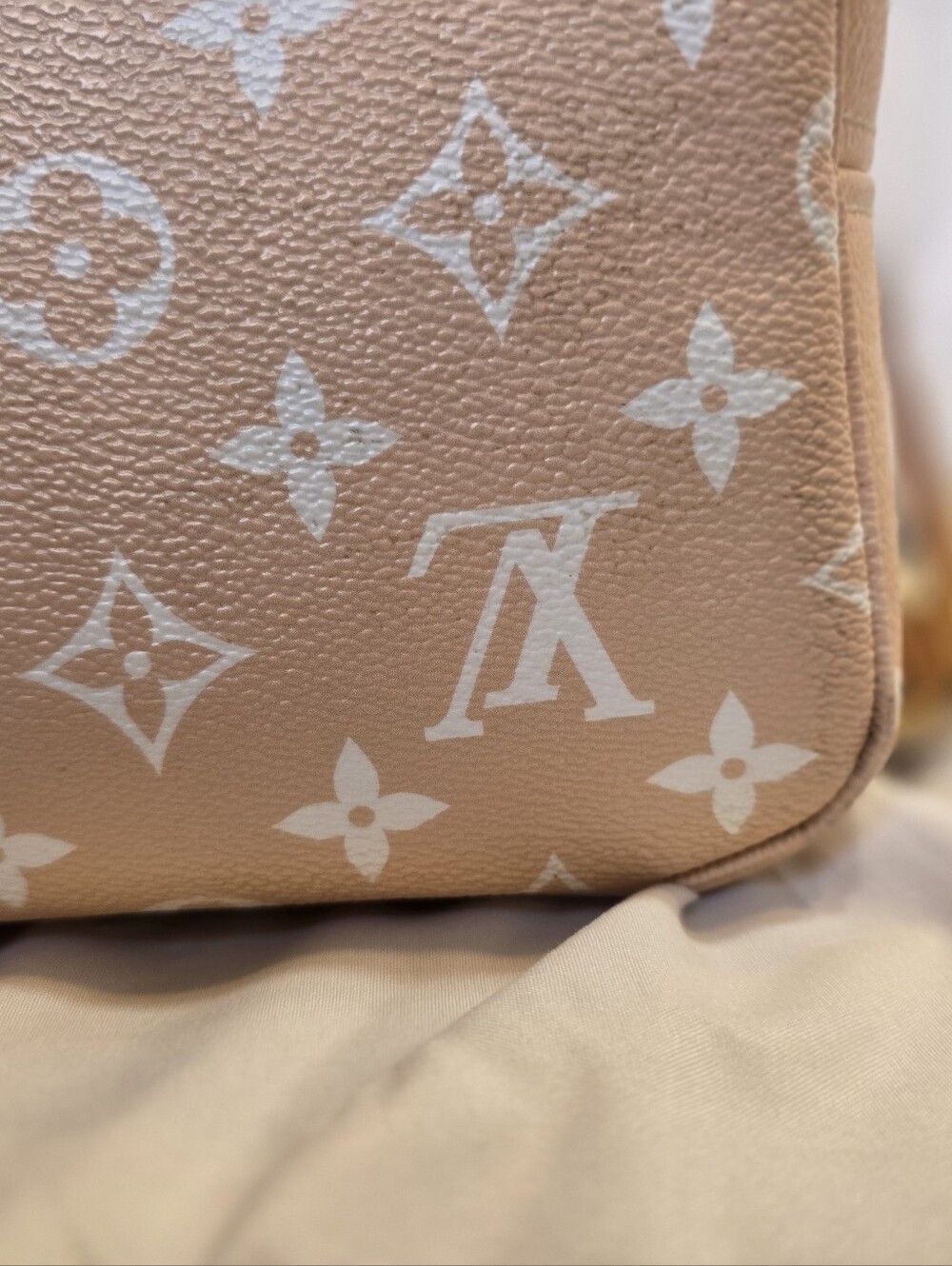 Louis Vuitton Neverfull MM Tote Bag from the limited-edition 2021 "By The Pool" - Picture 5 of 16